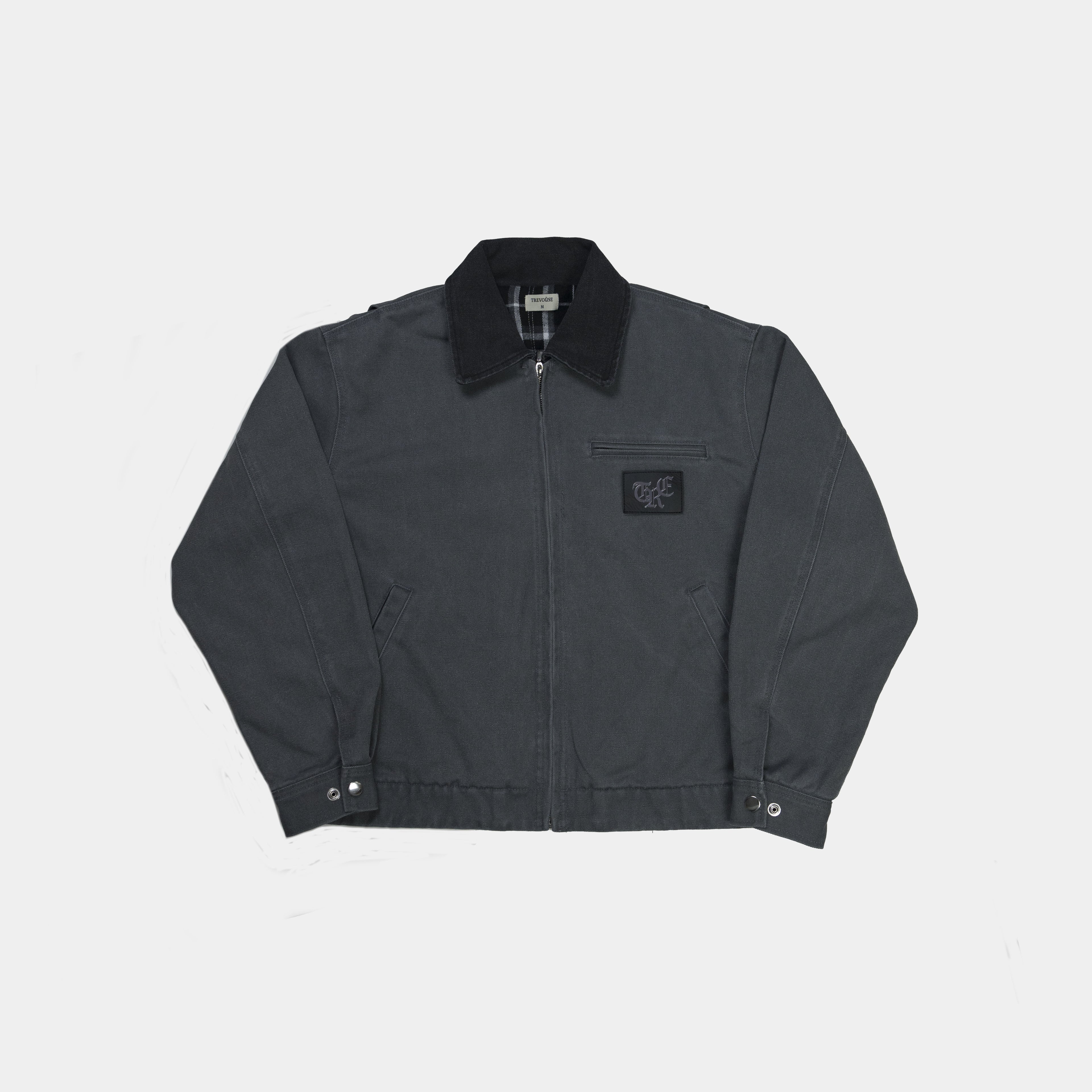 Washed Workwear Jacke von Trevouse im Oversize Fit mit Leder-Patch, inspiriert von Carhartt – Vorderansicht Liegend