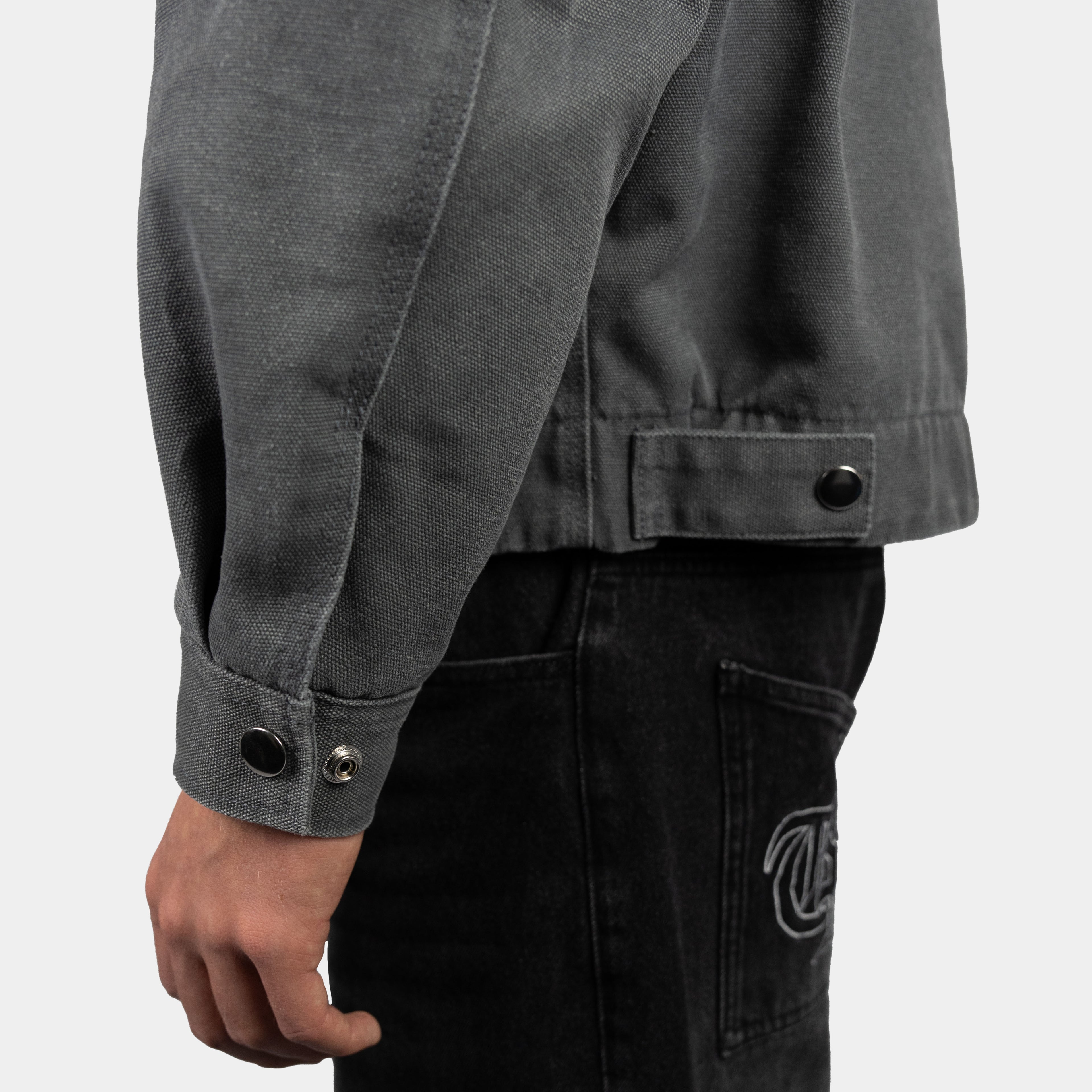 Washed Workwear Jacke von Trevouse im Oversize Fit mit Leder-Patch, inspiriert von Carhartt – Bund