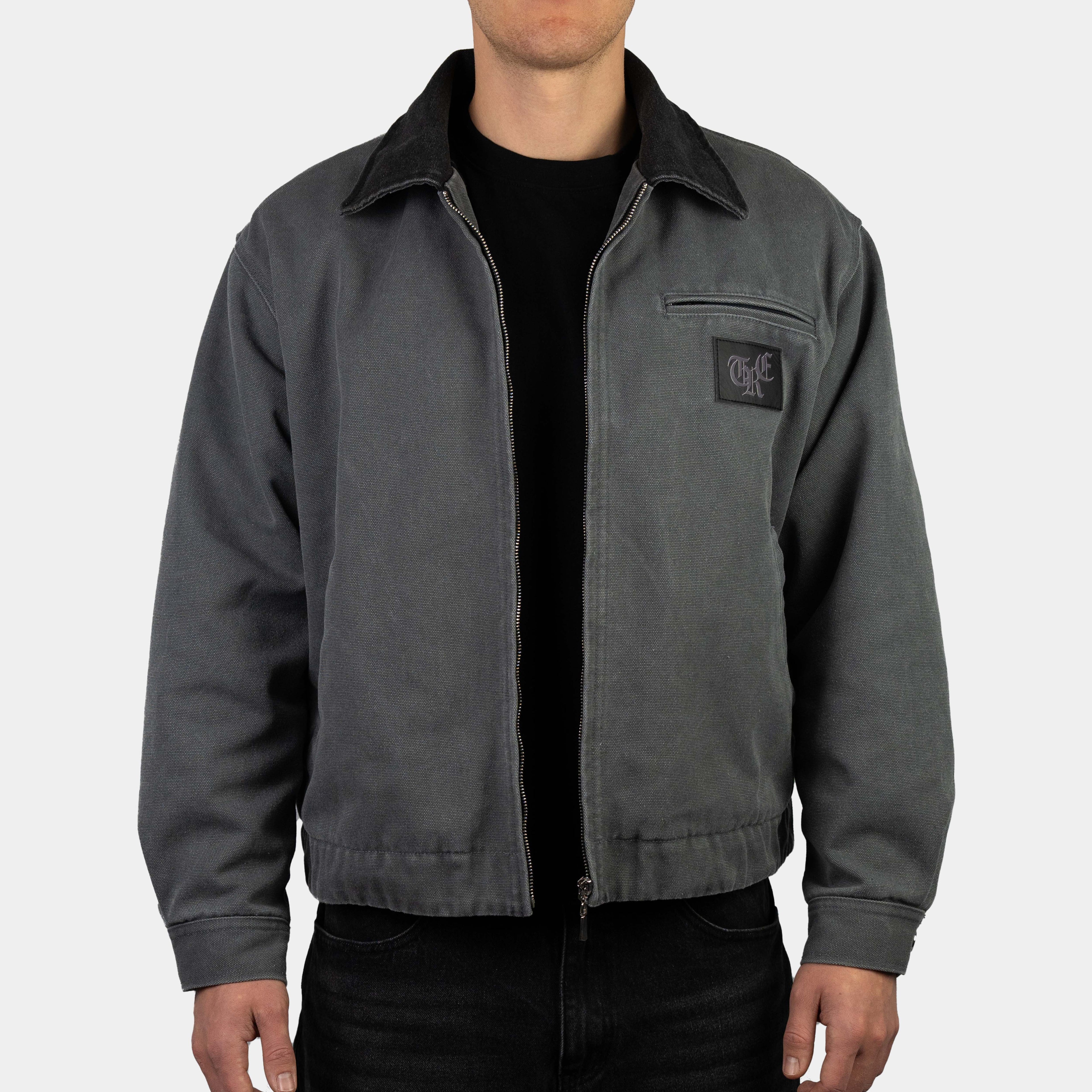 Washed Workwear Jacke von Trevouse im Oversize Fit mit Leder-Patch, inspiriert von Carhartt – Vorderansicht.