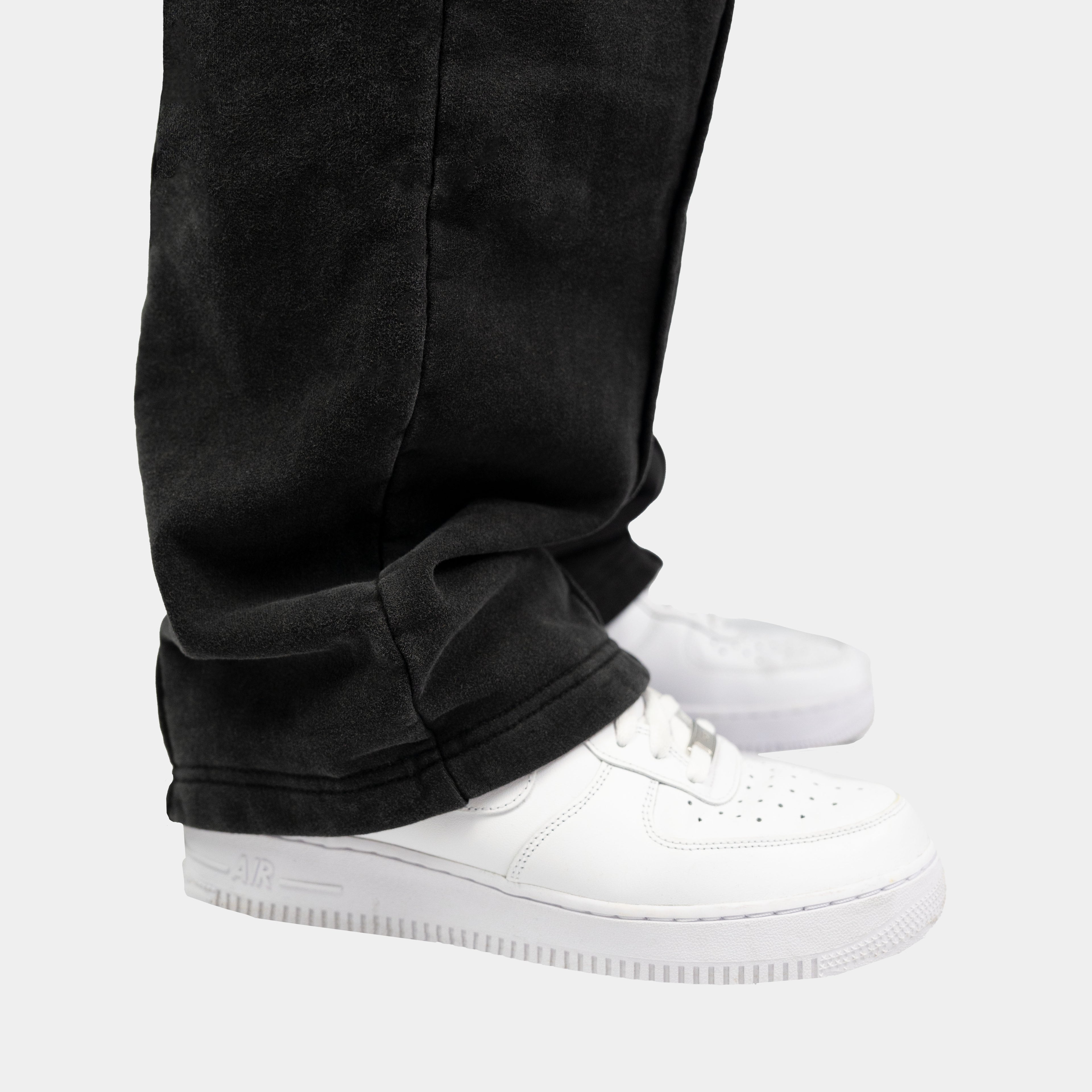 Open Leg Jogginghose in Schwarz im gewaschenen Look von Trevouse - Details Fit