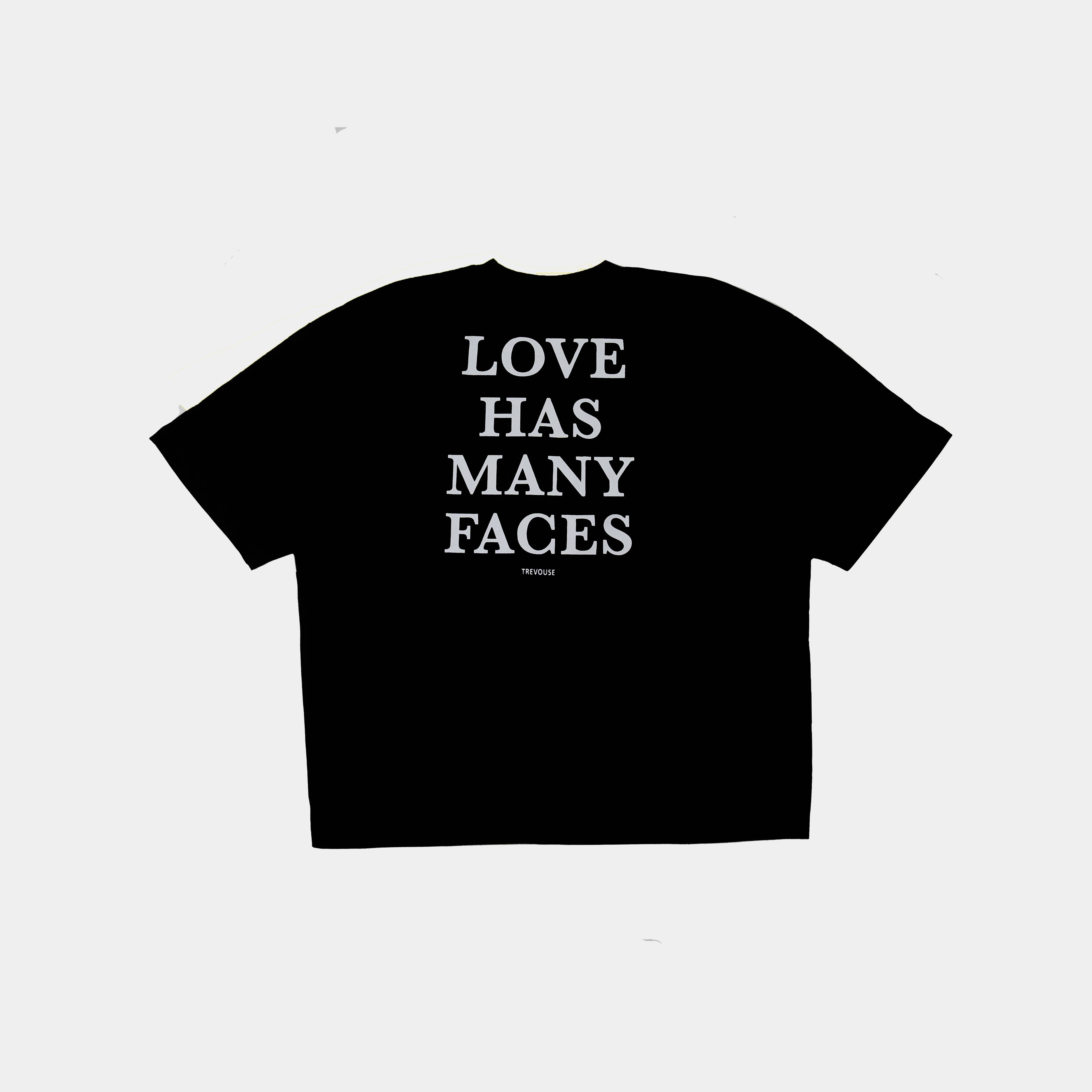 Schwarzes T-Shirt mit ‚Love Has Many Faces‘ Bedruckung - Hintenansicht